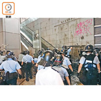 警員清理正門障礙物。（梁穎福攝）