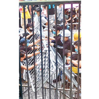 示威者用鐵欄堵塞警總閘口。（互聯網圖片）
