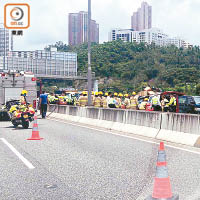 大批消防員及警員到場。（黃雄攝）