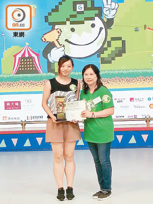 文翠瑩（左）奪得環保標誌設計比賽公開組冠軍。