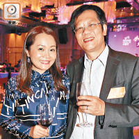 張詩培（左）作為小母牛籌款委員會成員，同丈夫徐永安一齊為慈善出錢出力。