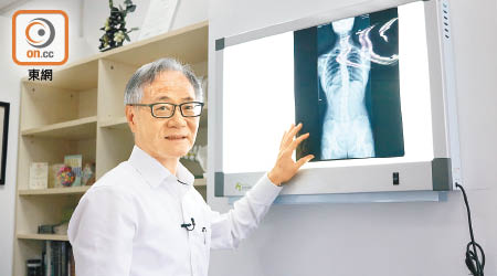四十多年前入行的吳澍仁，是本港第四名脊醫。（林健隆攝）