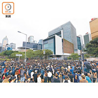 示威者不滿政府未有回應訴求，多次包圍立法會及政府總部。