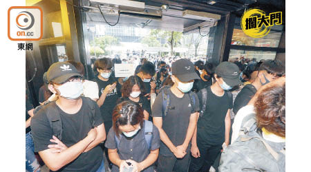 大批穿黑衣的示威者堵塞稅務大樓大門。（何天成攝）