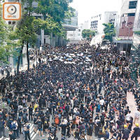 大批示威者早前包圍警察總部。