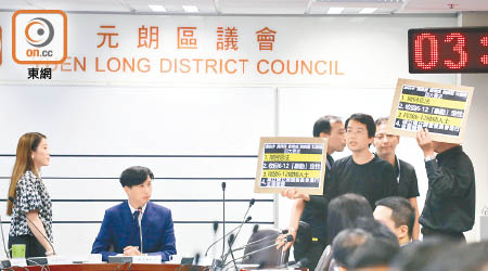 沈豪傑（左一）拒絕討論撤回修例，惹起多名泛民區議員不滿。（羅錦鴻攝）