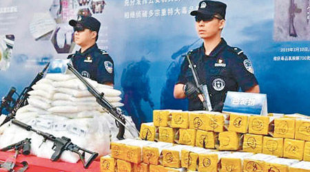 警員荷槍實彈站在證物旁戒備。（互聯網圖片）