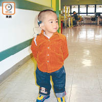 深度聽障的朱天諾自幼需佩戴助聽器及人工耳蝸。（受訪者提供）