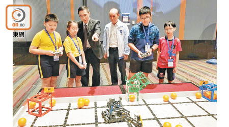 楊潤雄（左三）昨出席機械人比賽，了解各參賽隊伍的作品特色。（陳沅彤攝）
