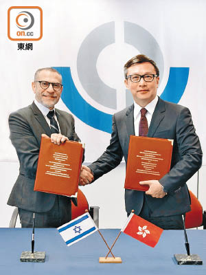 鄧以海（右）與以色列稅務局局長Eran Yaacov交換互認安排文件。