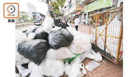 南區街頭不時可見垃圾堆積，情況嚴重。（李志湧攝）