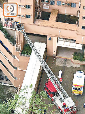 消防把雲梯升至大廈平台救援。（讀者提供）