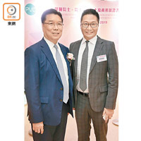 立法會批發及零售界議員邵家輝（右）同香港中藥業協會首席會長李應生（左），一齊出席頒授典禮以支持商界精英。