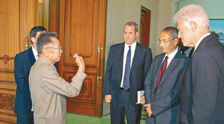 克林頓（右一）獲時任北韓領袖金正日（左二）接見。（美聯社圖片）