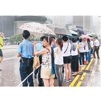 參與撐警集會市民為警員打傘。（互聯網圖片）