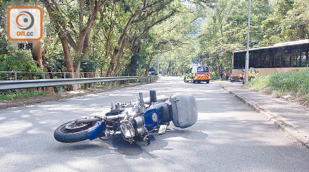 肇事電單車翻側在路面。（曾志恆攝）