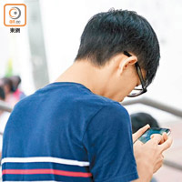 最常見的頸痛成因是經常低頭使用智能手機。