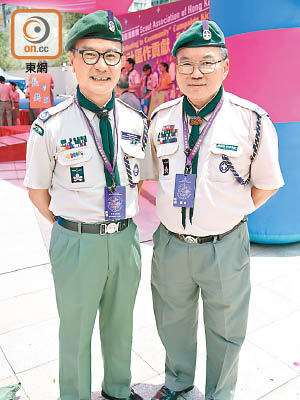 童軍總會助理總監劉彥樑（右）爆梁卓偉曾做過童軍，左為副總監黎偉生。