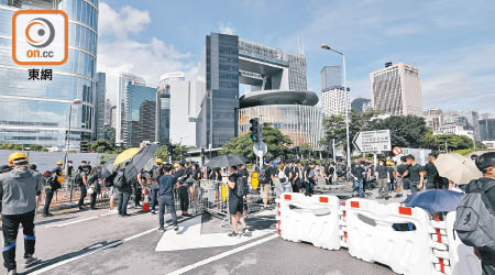 示威者用鐵欄及水馬等封鎖立法會外的行車路。（胡家豪攝）