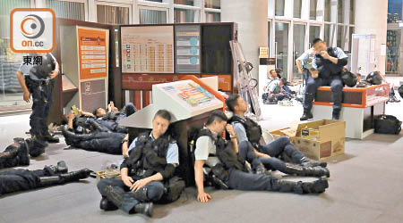 經過長時間衝擊，警員在立法會內稍事休息。