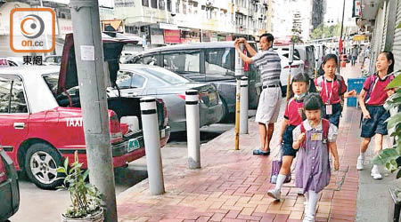 當局已在享和街大廈對出人流較多的行人路，安裝護柱。