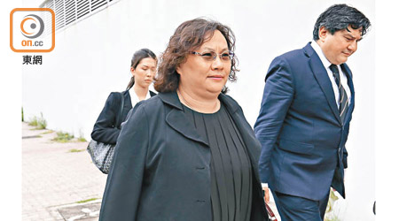 裁判官雖判被告陳章萍（前排左）無罪，但指她對涉案表格屬假文書理應知情。
