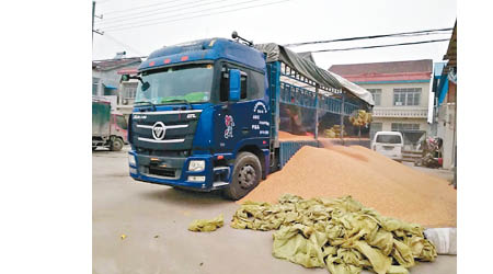 警方截獲販運毒品的貨車。（互聯網圖片）