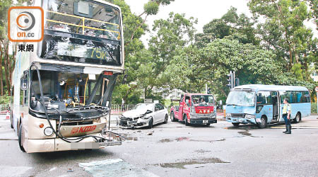 涉事三輛車的車頭嚴重損毀。（冼耀華攝）