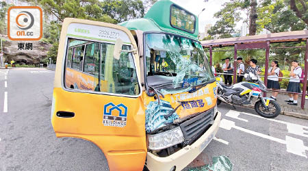 小巴車頭凹陷。（張開裕攝）