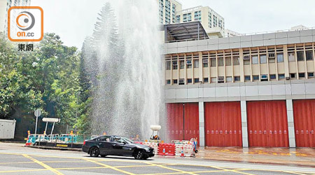 消防局對開地底水管爆裂現大噴泉。（讀者提供）