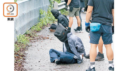 五名被告涉嫌串謀搶劫，但在下手前已被暗中監視的警員拘捕。