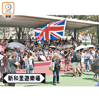 示威常客王婆婆轉場至屯門參與光復活動，又再揮動英國旗。
