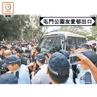 大批示威者堵塞道路，警車受阻。