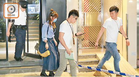 一名女子協助警員調查。（文健雄攝）