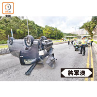 反肚客貨車橫亘兩條行車線。（張開裕攝）