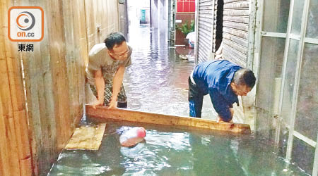 有鯉魚門居民築起擋水板，仍無阻「天鴿」造成海水倒灌湧入。