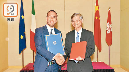 羅致光（右）日前與意大利政府簽署兩地雙邊工作假期計劃協議。