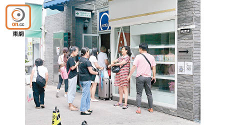 內地旅客被「遺棄」在酒店。（趙瑞麟攝）