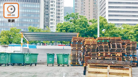 批發市場囤積大量卡板。