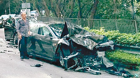 Tesla嚴重損毀，司機涉酒駕被捕。（互聯網圖片）