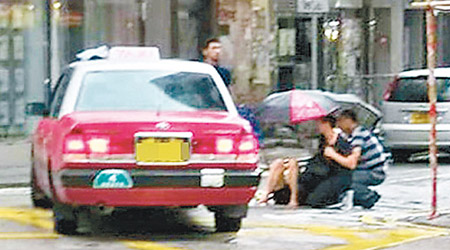 有熱心途人替傷者撐傘擋雨。（互聯網圖片）