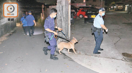 義犬由愛協人員帶走檢查。（郭垂垂攝）