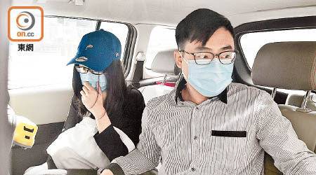 女被告胡嘉朗（左）獲判無罪，右為其丈夫譚浩傑。