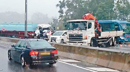 涉事車輛橫亘路中。（互聯網圖片）