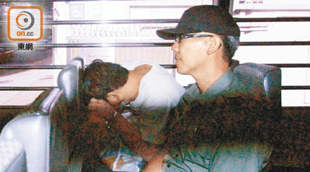 被告劉炳基（近窗者）昨被判囚二十八個月。
