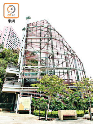 風之塔公園建成近十年，政府終建天橋及升降機接駁鴨脷洲邨。