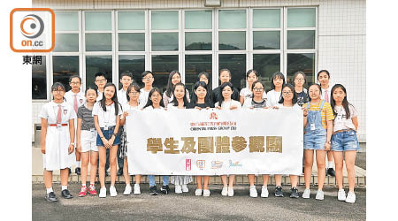 保良局第一張永慶中學的學生到訪東方報業中心。（袁志豪攝）