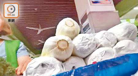 山東有批發菜商在包裝娃娃菜前，將菜的根部沾染「神秘液體」，檢測後發現含有甲醛。