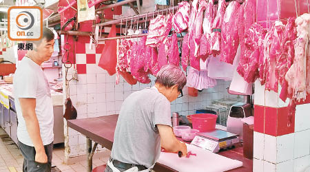 牛肉檔負責人說一斤鮮牛肉賣九十二元，比鮮豬肉便宜。