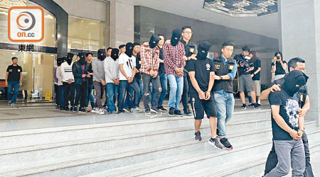 司警拘捕十五人，當中一人為香港居民，其餘來自內地。